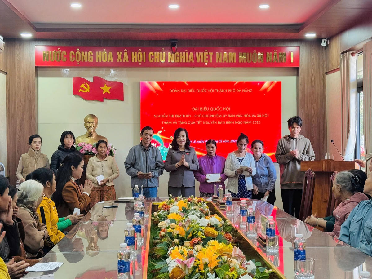 Trao quà cho các hộ dân có hoàn cảnh khó khăn. Ảnh: Lê Đô.