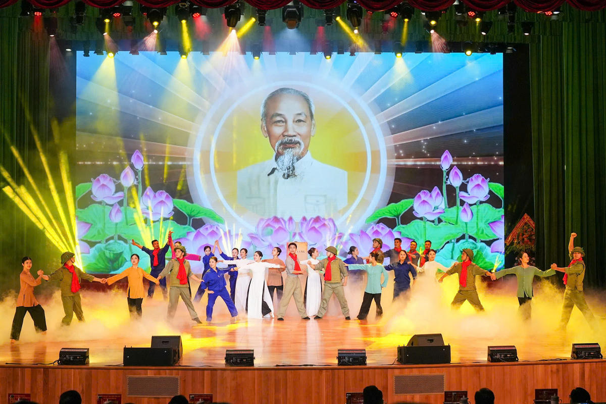 Nhà hát Nghệ thuật Đương đại Hải Phòng thực hiện chương trình nghệ thuật chào mừng Lễ kỷ niệm. Ảnh: ĐT. 