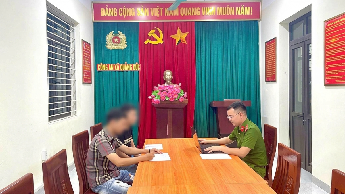 Công an xã Quảng Đức (TP Quảng Ninh) hướng dẫn 2 công dân phòng ngừa thủ đoạn lừa đảo trên không gian mạng.