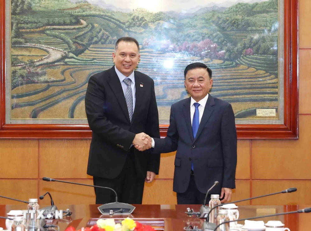 Thường trực Ban Bí thư Trần Cẩm Tú và ông Christopher Pragasam, Cục trưởng phụ trách Quan hệ quốc tế, Cục Công vụ kiêm Giám đốc điều hành Trường Công vụ quốc tế Singapore - Ảnh: TTXVN
