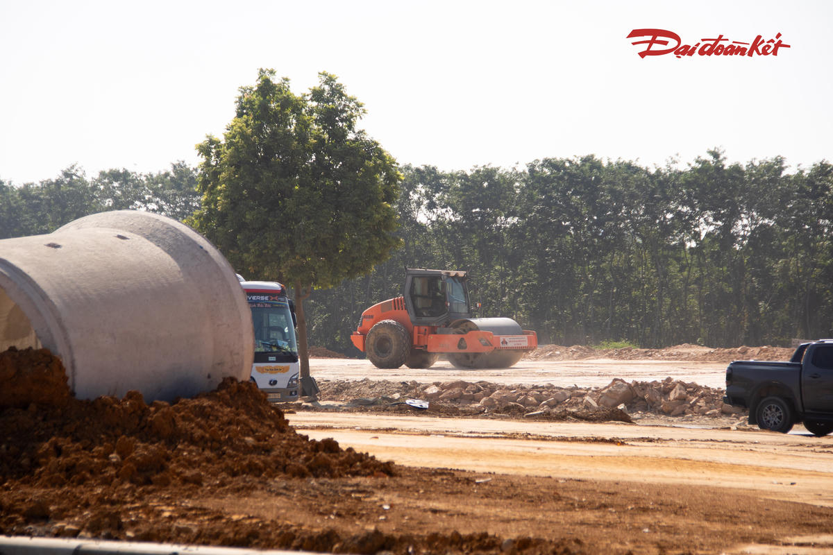 Trước áp lực về sản lượng, các nhà thầu đang tăng cường nhân lực, thiết bị, tổ chức thi công đồng bộ tại các vị trí đủ điều kiện. Việc kiểm soát tiến độ từng hạng mục, đồng thời bảo đảm chất lượng công trình và an toàn trong quá trình thi công, là những yêu cầu đặt ra đối với dự án.
