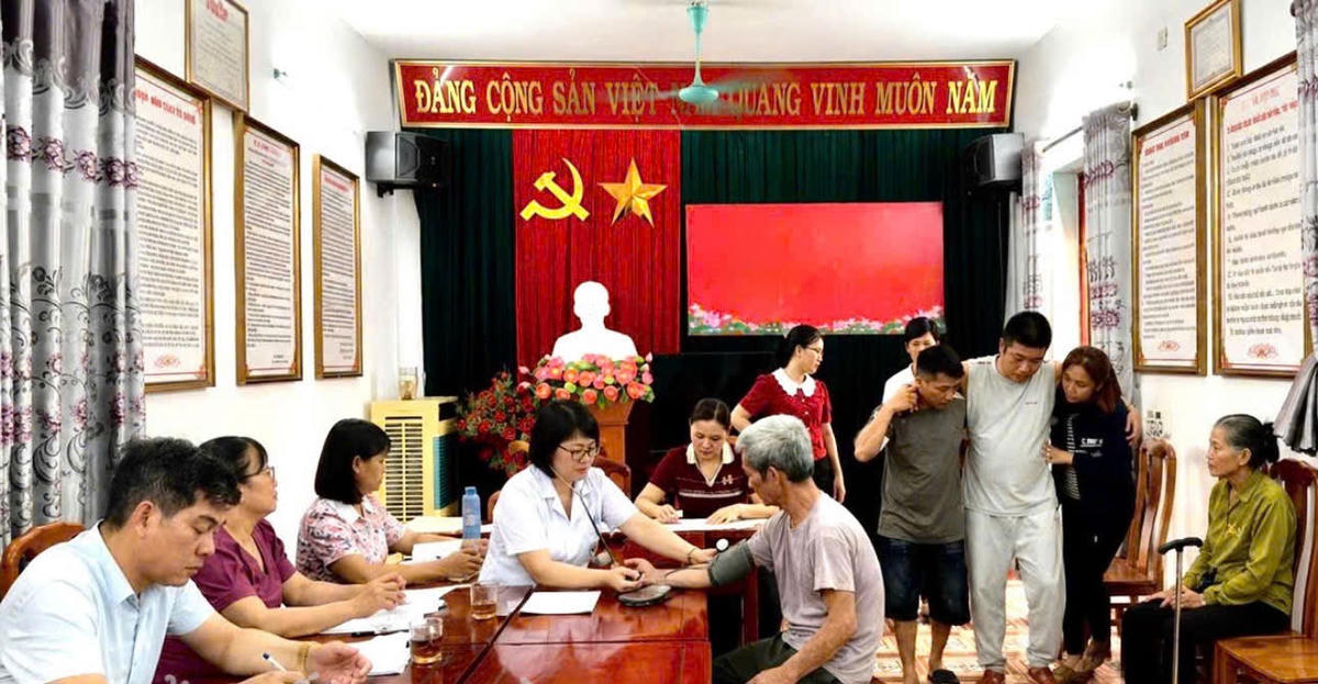 Cán bộ y tế khám sức khỏe cho người dân xã Yên Mô (Ninh Bình). Ảnh: Sở Y tế Ninh Bình. 