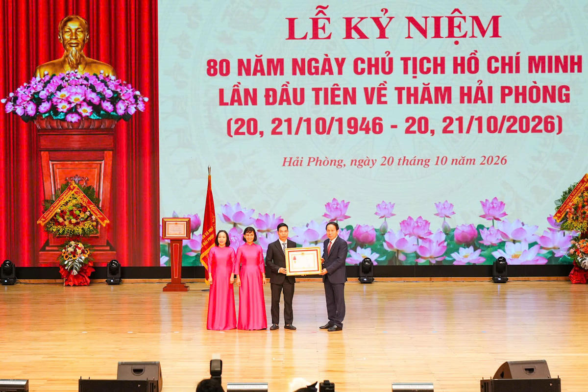 Phó Thủ tướng Chính phủ Lê Tiến Châu trao tặng Bằng khen cho tập thể, cá nhân có thành tích xuất sắc trong học tập và làm theo tư tưởng, đạo đức, phong cách Hồ Chí Minh giai đoạn 2016-2026. Ảnh: ĐT.