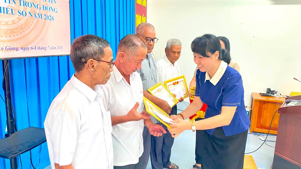 Lãnh đạo tỉnh An Giang trao tặng bằng khen cho người uy tín tiêu biểu trong đồng bào dân tộc thiểu số. 