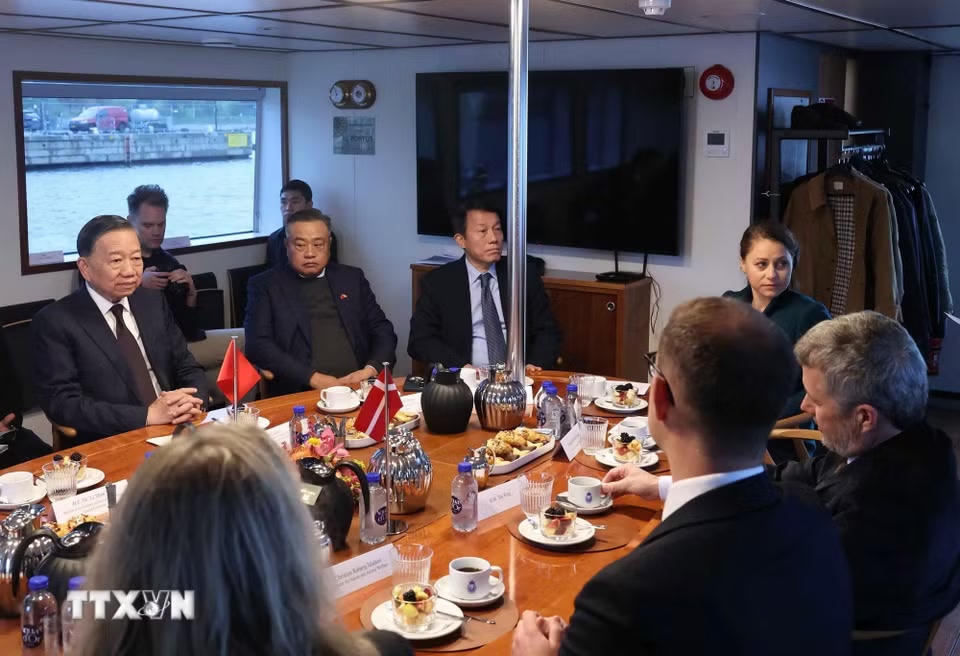 Tổng Bí thư, Chủ tịch nước Tô Lâm và Nhà Vua Đan Mạch Frederik X cùng đại biểu hai nước trên tàu ra thăm đảo nhân tạo Lynetteholm. (Ảnh: Thống Nhất/TTXVN)