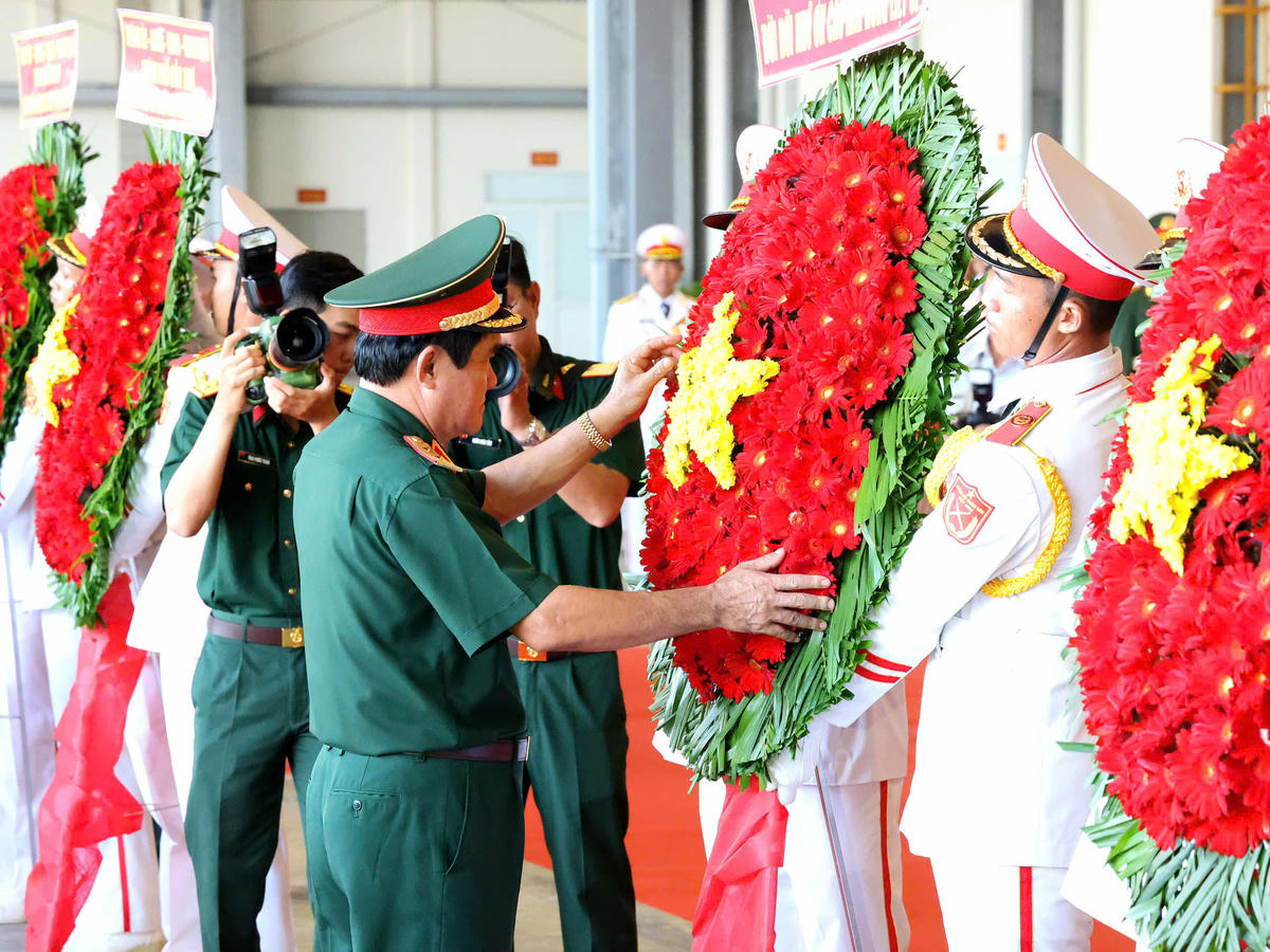 Tại buổi lễ, các đại biểu thực hiện nghi thức dâng hoa, dâng hương tri ân các anh hùng liệt sĩ đã hy sinh vì sự nghiệp đấu tranh giải phóng dân tộc.&nbsp;Ảnh HT