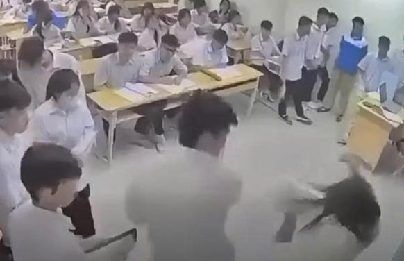 Hình ảnh clip ghi lại nam sinh đánh cô giáo ngay trên bục giảng. Ảnh chụp từ clip.