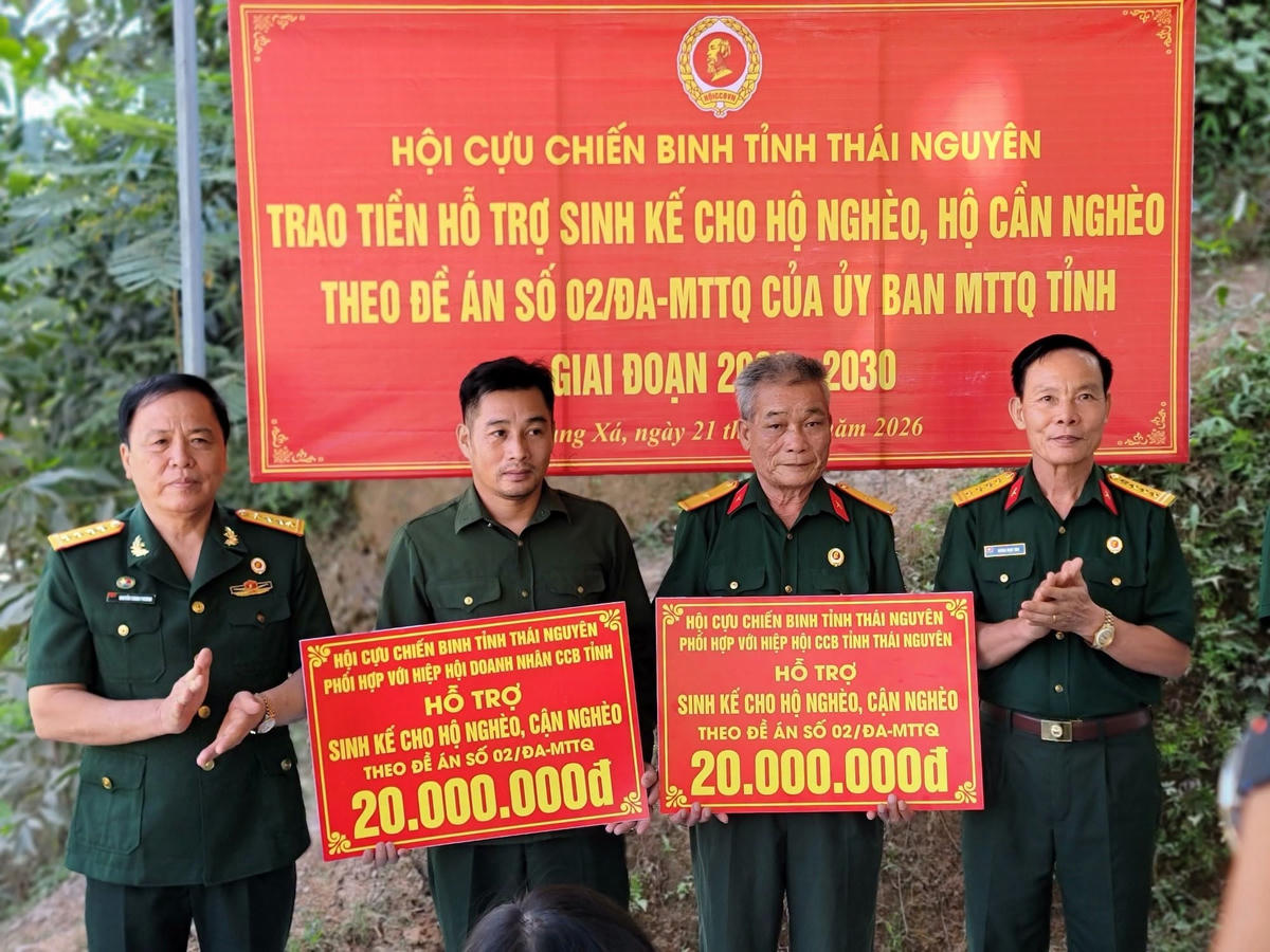 Ông Hoàng Ngọc Hoa, Phó Chủ tịch Ủy ban MTTQ Việt Nam tỉnh, Chủ tịch Hội Cựu chiến binh tỉnh Thái Nguyên và đại diện Hiệp hội Doanh nghiệp Cựu chiến binh trao hỗ trợ cho hộ nghèo.