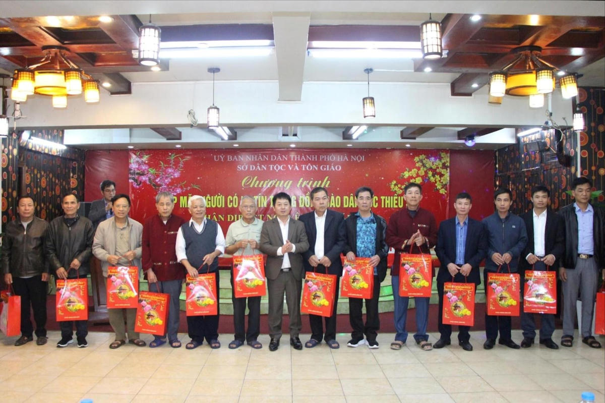 Ủy ban MTTQ Việt Nam tỉnh Điện Biên tặng Bằng khen cho 15 già làng, trưởng bản, người có uy tín tiêu biểu.