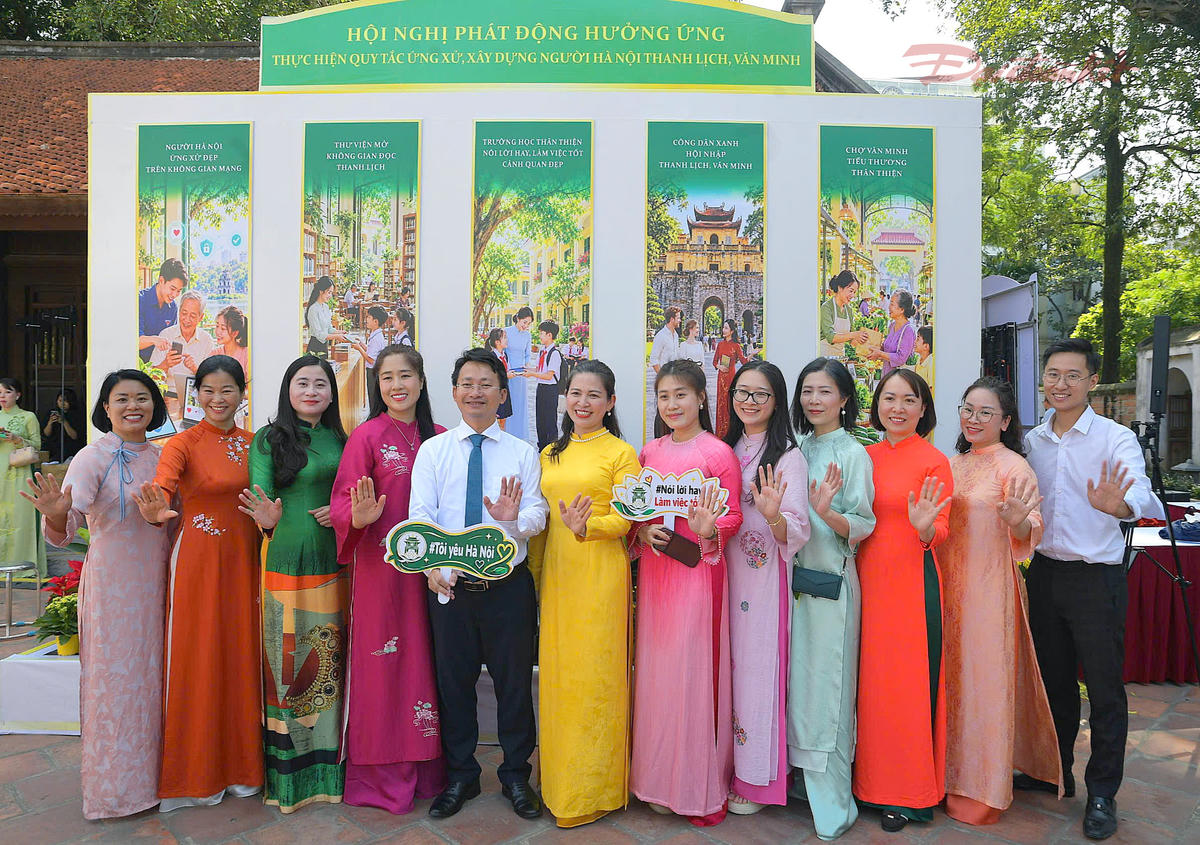 Các hoạt động tương tác, chụp ảnh với bộ nhận diện truyền thông góp phần đưa thông điệp về văn hóa ứng xử đến gần hơn với cộng đồng.