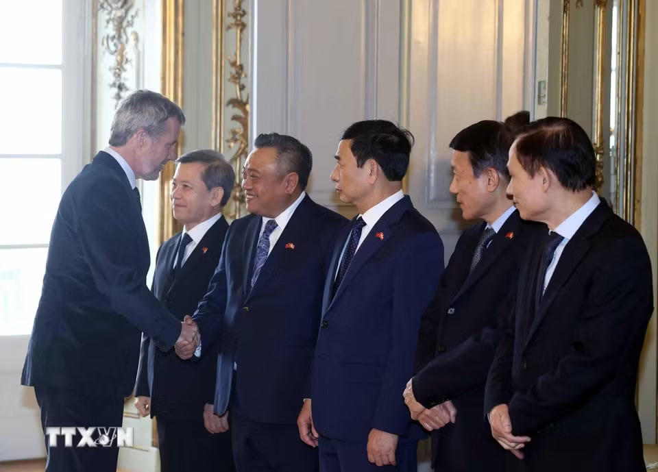 Nhà Vua Đan Mạch Frederik X chia tay các thành viên đoàn cấp cao Việt Nam. (Ảnh: Thống Nhất/TTXVN)