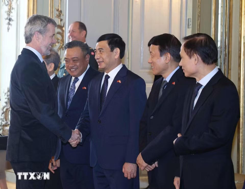 Nhà Vua Đan Mạch Frederik X chia tay các thành viên đoàn cấp cao Việt Nam. (Ảnh: Thống Nhất/TTXVN)
