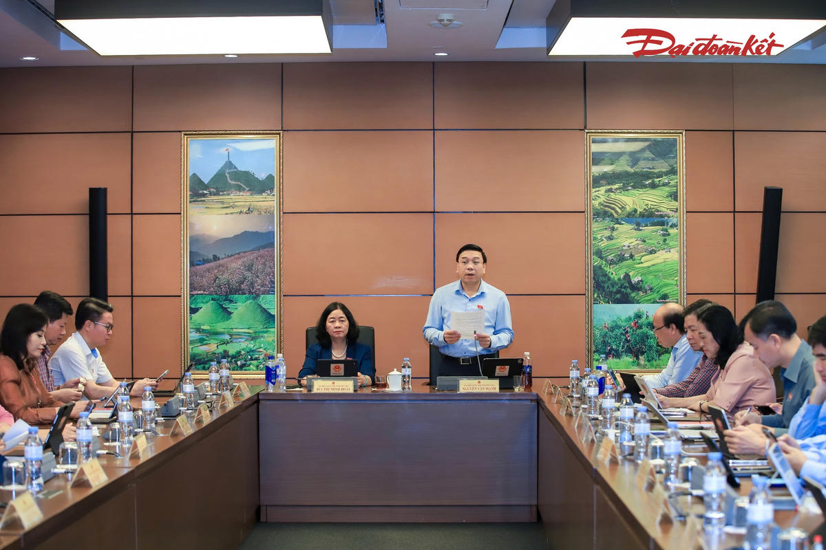 Chủ tịch UBTƯ MTTQ Việt Nam Bùi Thị Minh Hoài tham dự phiên thảo luận tại Tổ 12 (Ảnh: Quang Vinh)