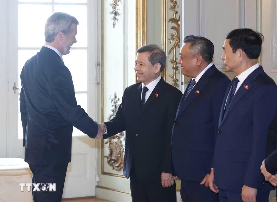 Nhà Vua Đan Mạch Frederik X chia tay các thành viên đoàn cấp cao Việt Nam. (Ảnh: Thống Nhất/TTXVN)