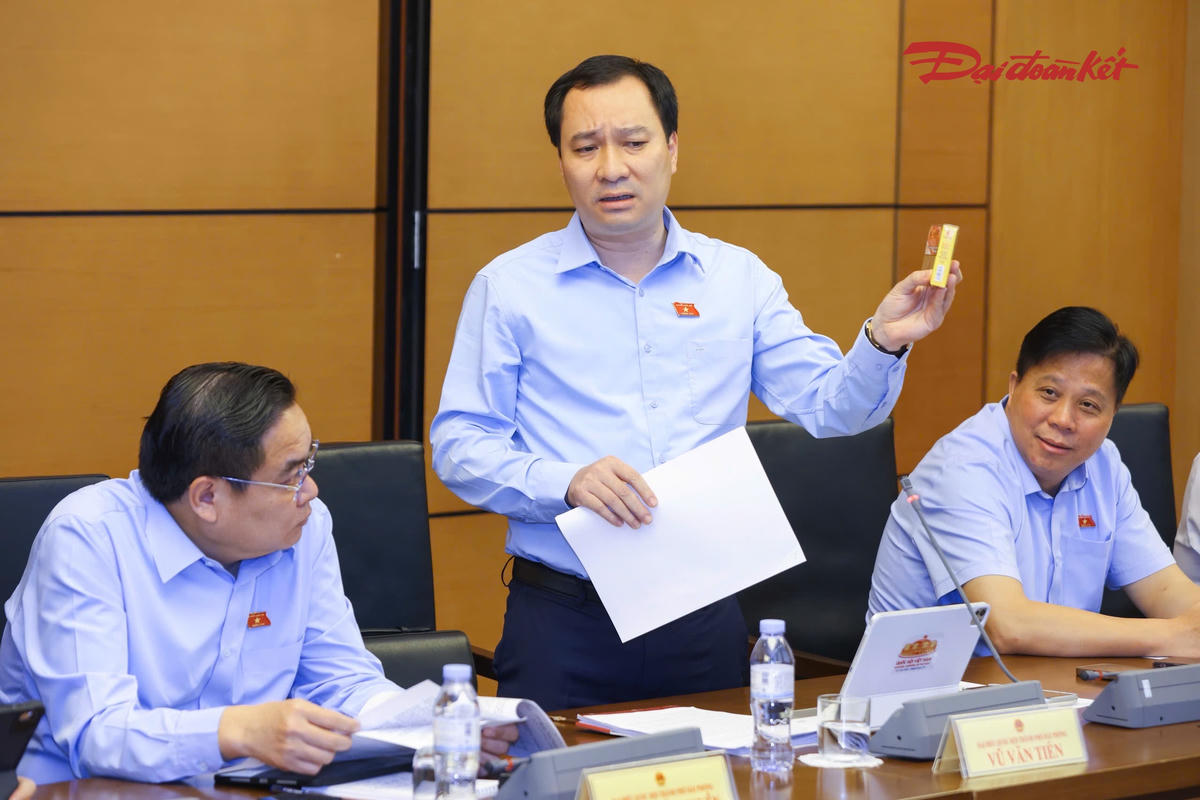 Đại biểu Quốc hội Vũ Văn Tiến phát biểu. Ảnh: Quang Vinh