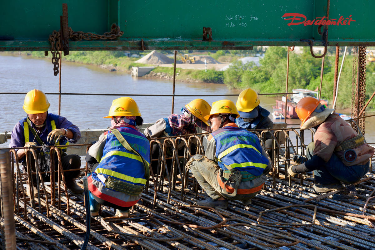 Với mặt cầu rộng, cầu Hải Thành đòi hỏi kỹ thuật thi công phức tạp, huy động nhiều kỹ sư, công nhân làm việc trên công trường.