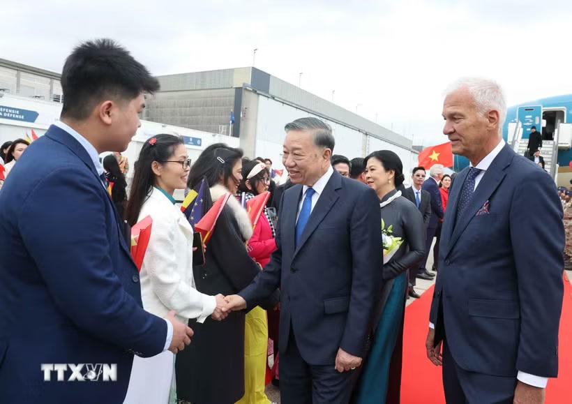Cán bộ, nhân viên Đại sứ quán và cộng đồng người Việt Nam đón Tổng Bí thư, Chủ tịch nước Tô Lâm và Phu nhân Ngô Phương Ly tại Sân bay quân sự Melsbroek, Brussels. (Ảnh: Thống Nhất/TTXVN)