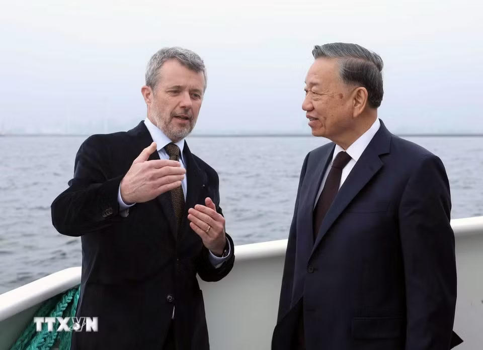 Nhà Vua Đan Mạch Frederik X giới thiệu với Tổng Bí thư, Chủ tịch nước Tô Lâm về dự án đảo nhân tạo Lynetteholm trong hành trình trên tàu ra thăm đảo. (Ảnh: Thống Nhất/TTXVN)