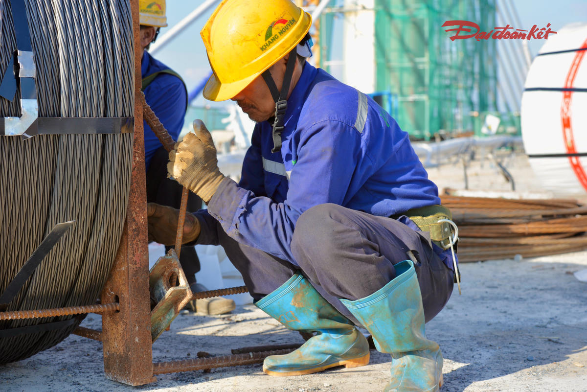 Tranh thủ thời tiết thuận lợi, các đơn vị nhà thầu đẩy nhanh tiến độ thi công, hàng trăm công nhân, kỹ sư làm việc 3 ca/ngày gấp rút thi công các hợp phần dự án, dự kiến hoàn tất các hạng mục để hợp long vào tháng 11/2026.