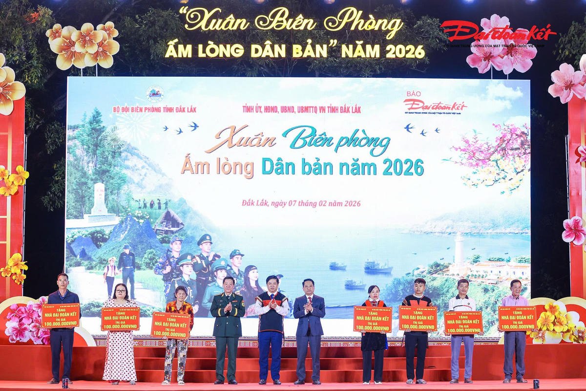 Bí thư Tỉnh ủy Đắk Lắk Lương Nguyễn Minh Triết; Thiếu tướng - Phó Chủ nhiệm Chính trị BĐBP Văn Ngọc Quế; Tổng Biên tập Báo Đại đoàn kết Trương Thành Trung trao Nhà "Đại đoàn kết" cho đồng bào. Ảnh: Quang Vinh.