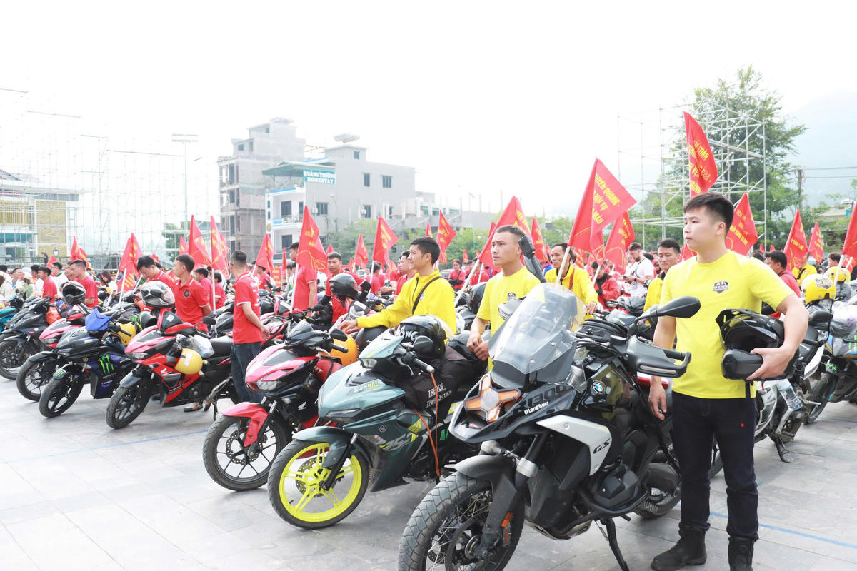 Tuyên Quang: 100 xe mô tô, xe máy quảng bá du lịch an toàn trên Cao nguyên đá Đồng Văn