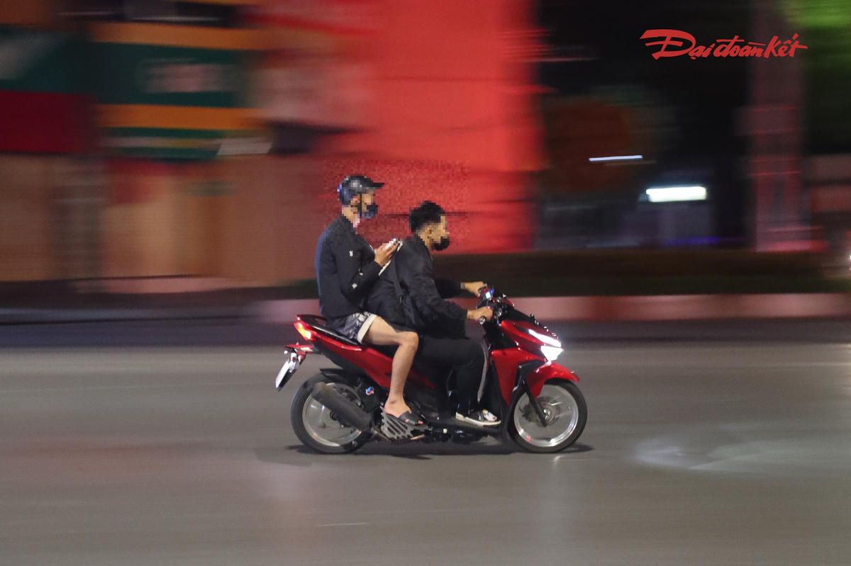 CSGT Hà Nội xuyên đêm xử lý thanh thiếu niên phóng nhanh, vượt ẩu trên đường Trường Chinh