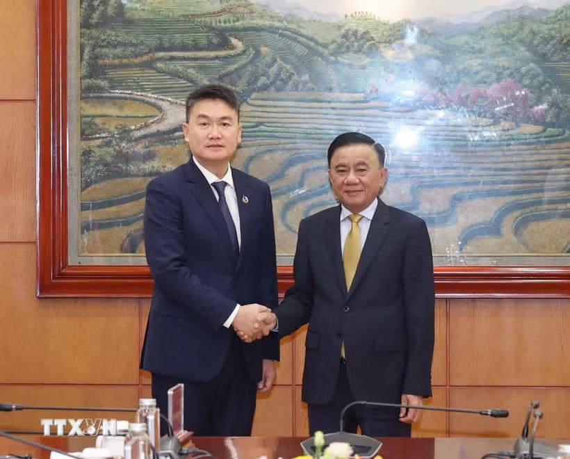 Thường trực Ban Bí thư Trần Cẩm Tú và Ủy viên Trung ương Đảng, Bí thư Trung ương Đoàn Thanh niên Nhân dân Cách mạng Lào Thongly Sisoulith. (Ảnh: Phương Hoa/TTXVN)