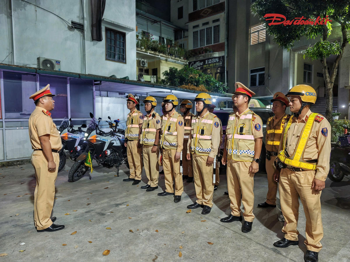 Trung tá Nguyễn Quang Thành, Đội trưởng Đội CSGT đường bộ số 3, trực tiếp chỉ huy các tổ công tác triển khai nhiệm vụ xử lý vi phạm giao thông.