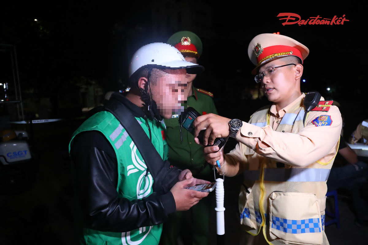 CSGT Hà Nội xuyên đêm xử lý thanh thiếu niên phóng nhanh, vượt ẩu trên đường Trường Chinh