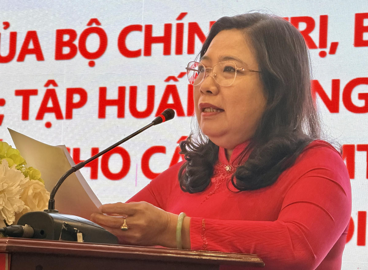 Bà Hồ Thị Cẩm Đào, Phó Bí thư Thành ủy, Chủ tịch Ủy ban MTTQ Việt Nam TP Cần Thơ phát biểu chào mừng hội nghị. Ảnh TT