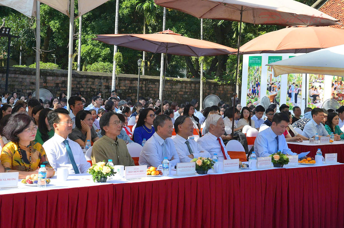 Đại diện các xã, phường, cơ quan, đơn vị và trường học trên địa bàn Hà Nội tham dự chương trình, cùng chung tay xây dựng môi trường văn hóa Thủ đô văn minh, giàu bản sắc.