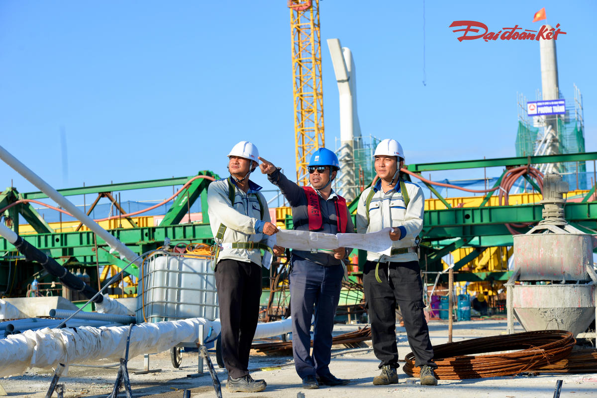 Đại diện chủ đầu tư yêu cầu các nhà thầu phải tuân thủ nghiêm ngặt các quy chuẩn kỹ thuật, bảo đảm an toàn lao động tuyệt đối và bám sát các mốc "đường găng" tiến độ đã cam kết.