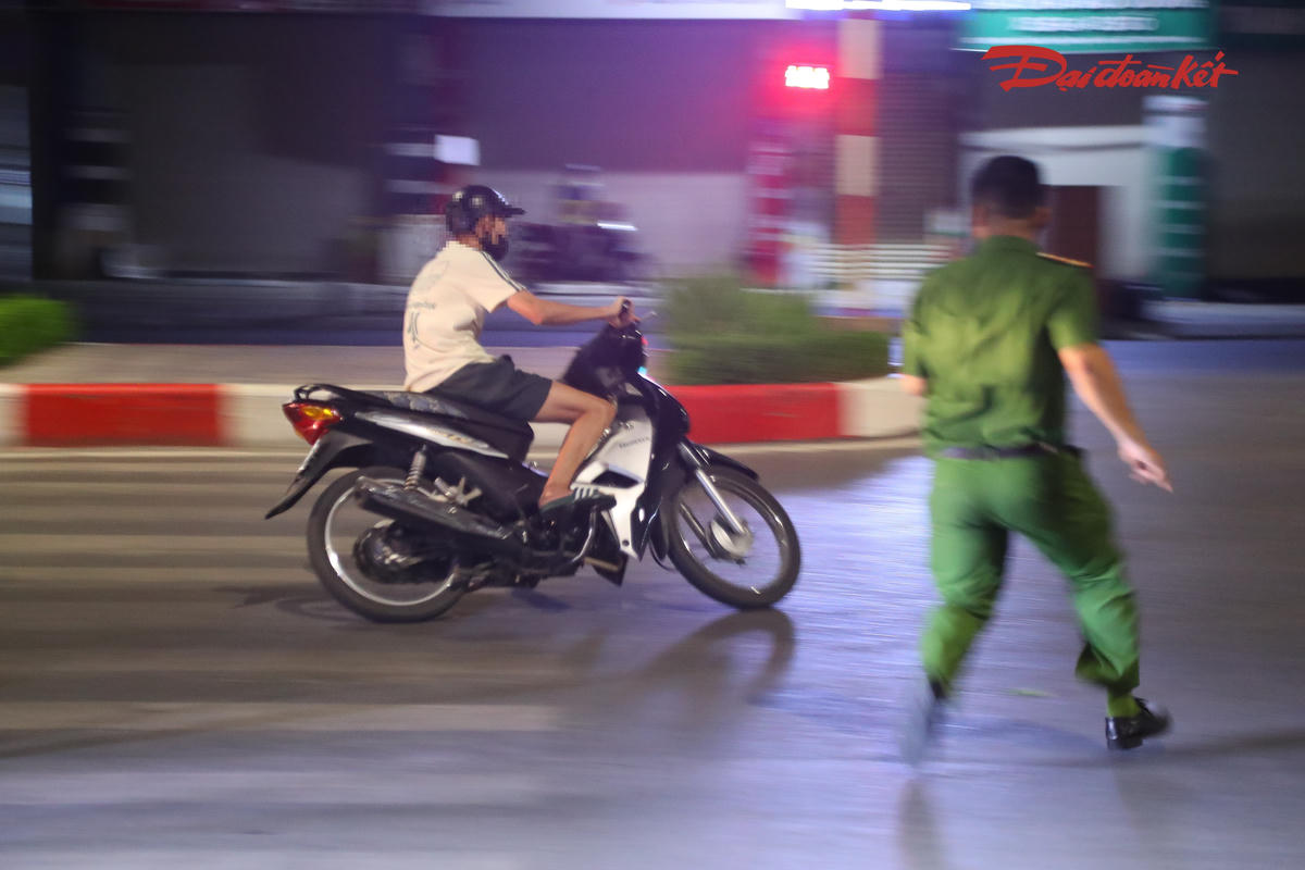 CSGT Hà Nội xuyên đêm xử lý thanh thiếu niên phóng nhanh, vượt ẩu trên đường Trường Chinh