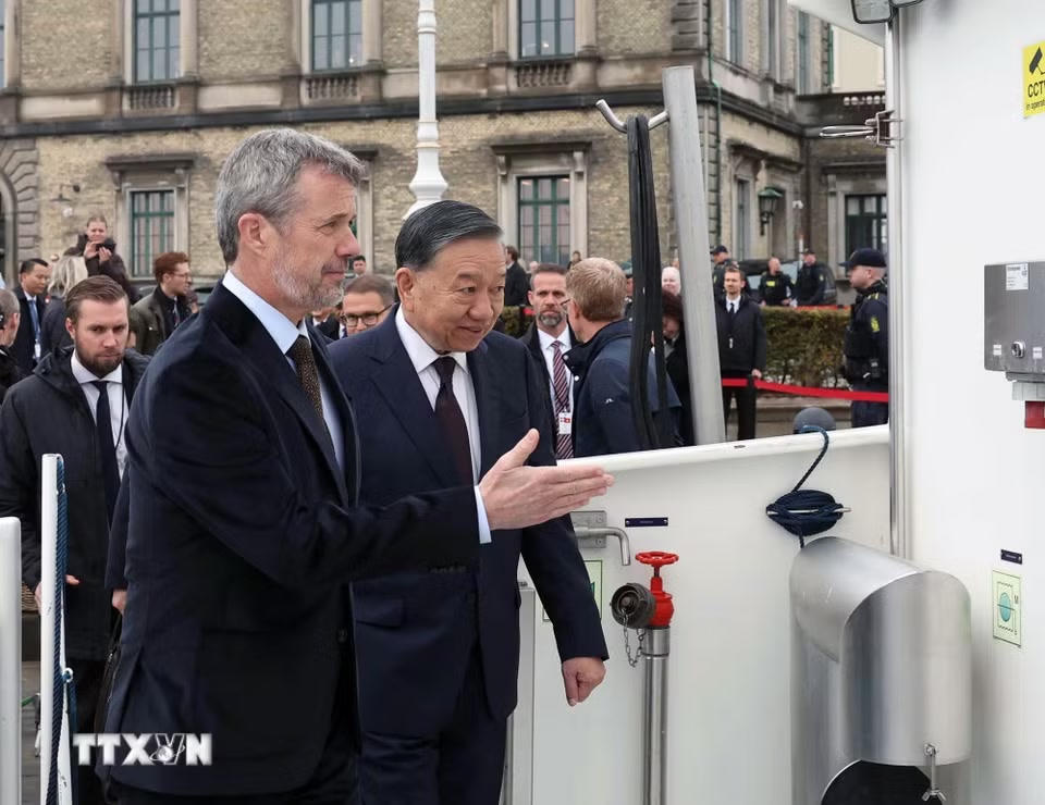 Nhà Vua Đan Mạch Frederik X mời Tổng Bí thư, Chủ tịch nước Tô Lâm lên tàu ra thăm đảo nhân tạo Lynetteholm đang trong quá trình xây dựng. (Ảnh: Thống Nhất/TTXVN)