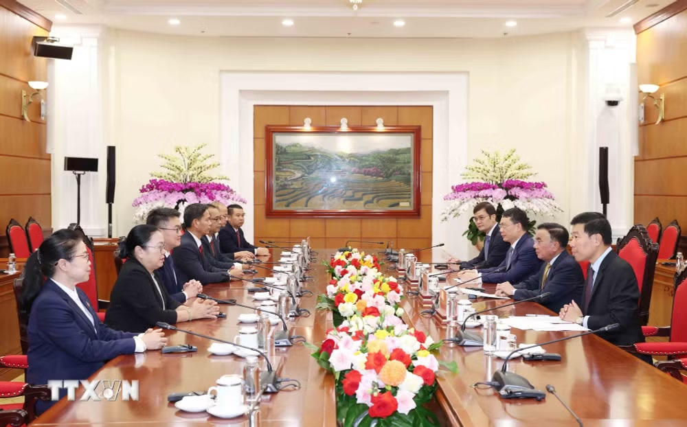 ttxvn_2110-thuong-truc-ban-bi-thu-tiep-doan-trung-uong-doan-thanh-nien-cong-san-lao-1.jpg