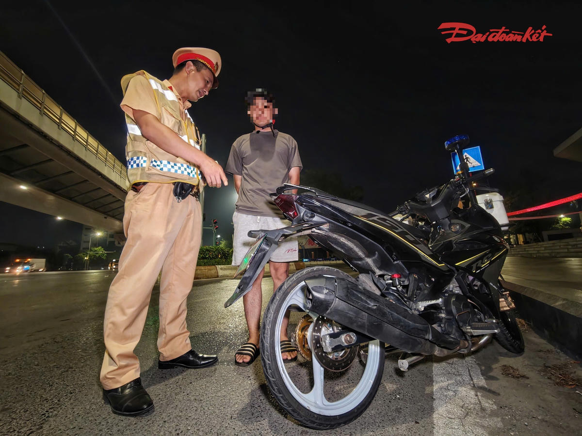 CSGT Hà Nội xuyên đêm xử lý thanh thiếu niên phóng nhanh, vượt ẩu trên đường Trường Chinh