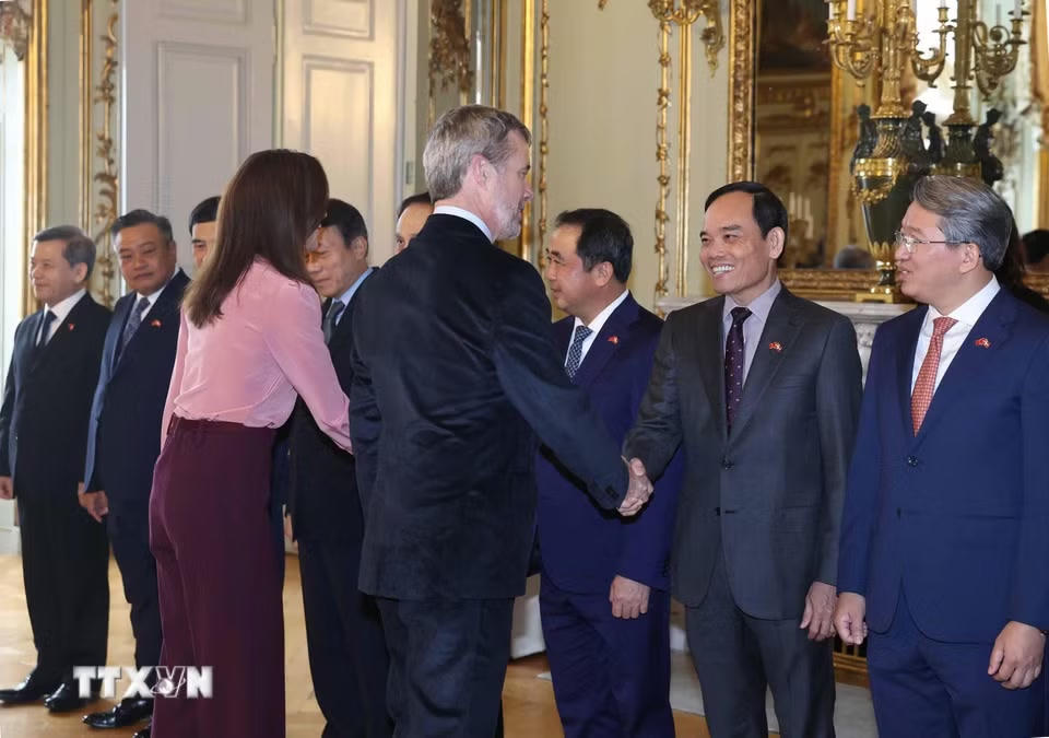 Nhà Vua Đan Mạch Frederik X và Hoàng hậu Mary chia tay các thành viên đoàn cấp cao Việt Nam. (Ảnh: Thống Nhất/TTXVN)