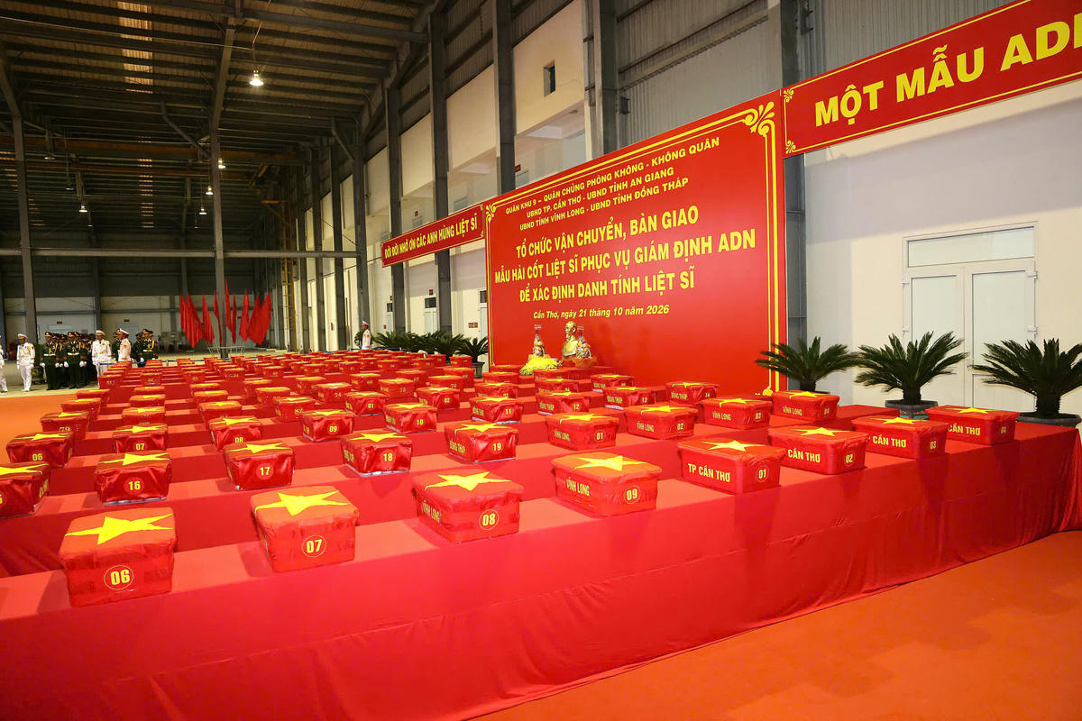 Đây là lần thứ 2 vận chuyển hài cốt liệt sĩ bằng máy bay quân sự từ TP Cần Thơ ra Hà Nội trong "Chiến dịch 500 ngày đêm đẩy mạnh tìm kiếm, quy tập và xác định danh tính hài cốt liệt sĩ”. Ảnh HT
