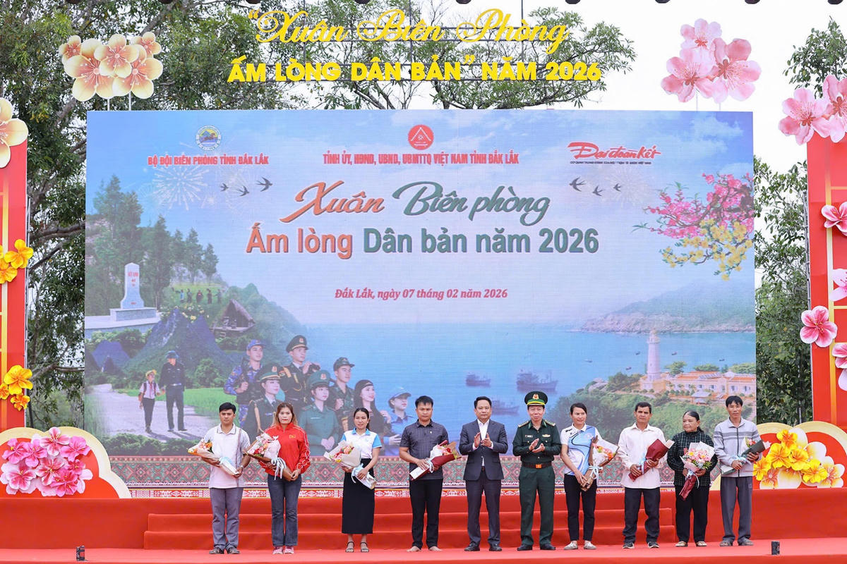 Ông Trương Thành Trung, Ủy viên Ủy ban Trung ương MTTQ Việt Nam, Bí thư Đảng ủy, Tổng Biên tập Báo Đại đoàn kết và Đại tá Đỗ Quang Thấm - Ủy viên Ban Thường vụ Đảng ủy, Phó Chính ủy Bộ CHQS tỉnh Đắk Lắk kiêm Chính ủy Ban Chỉ huy Bộ đội Biên phòng tỉnh Đắk Lắk tặng hoa các đội tham gia hội thi văn hóa thể thao tại Chương trình “Xuân biên phòng ấm lòng dân bản”năm 2026 tại Đắk Lắk. Ảnh: Quang Vinh.