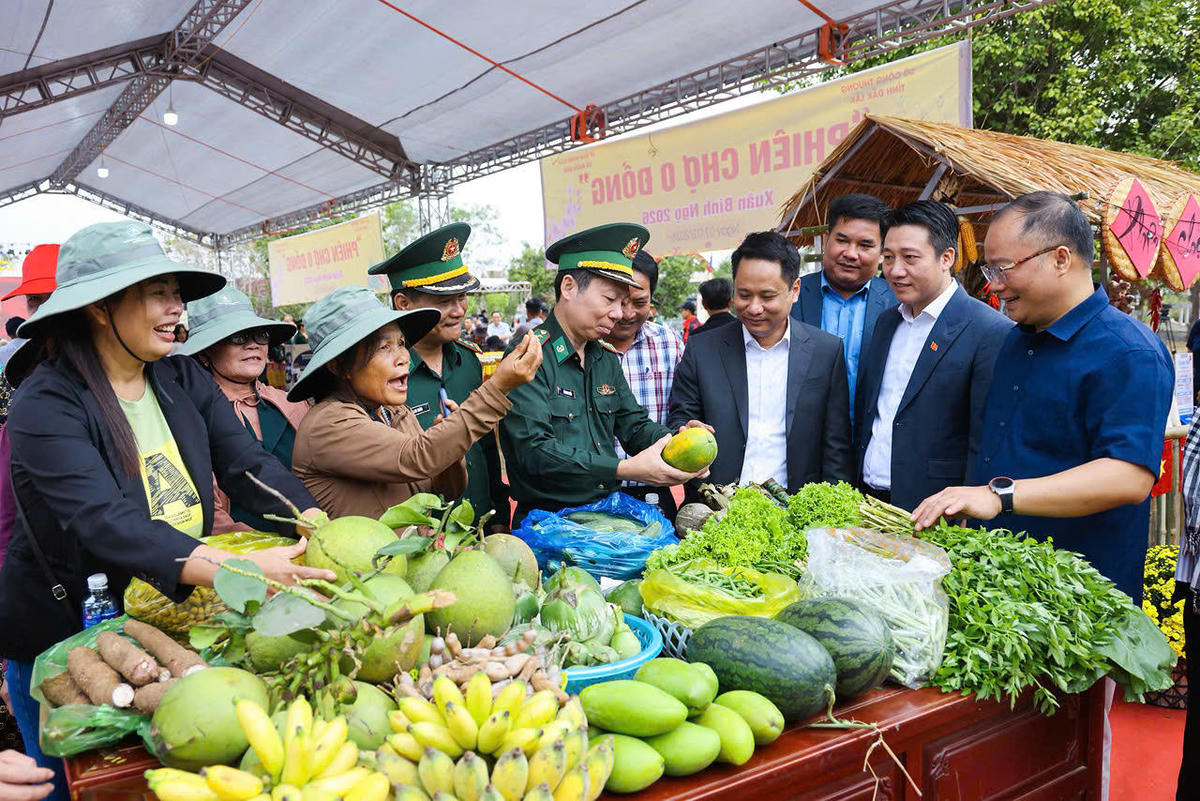 Ông Trương Thành Trung, Tổng Biên tập báo Đại đoàn kết và Đại tá Đỗ Quang Thấm - Ủy viên Ban Thường vụ Đảng ủy, Phó Chính ủy Bộ CHQS tỉnh Đắk Lắk kiêm Chính ủy Ban Chỉ huy Bộ đội Biên phòng tỉnh Đắk Lắk tham quan quầy hàng nông sản của bà con tỉnh Đắk Lăk tại Chương trình “Xuân biên phòng ấm lòng dân bản” năm 2026 tại Đắk Lăk. Ảnh: Quang Vinh.