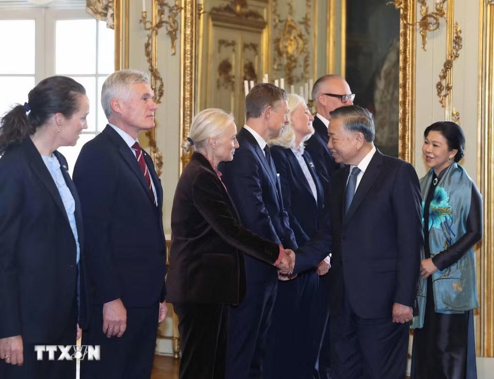 Tổng Bí thư, Chủ tịch nước Tô Lâm và Phu nhân Ngô Phương Ly chia tay đoàn Đan Mạch. (Ảnh: Thống Nhất/TTXVN)