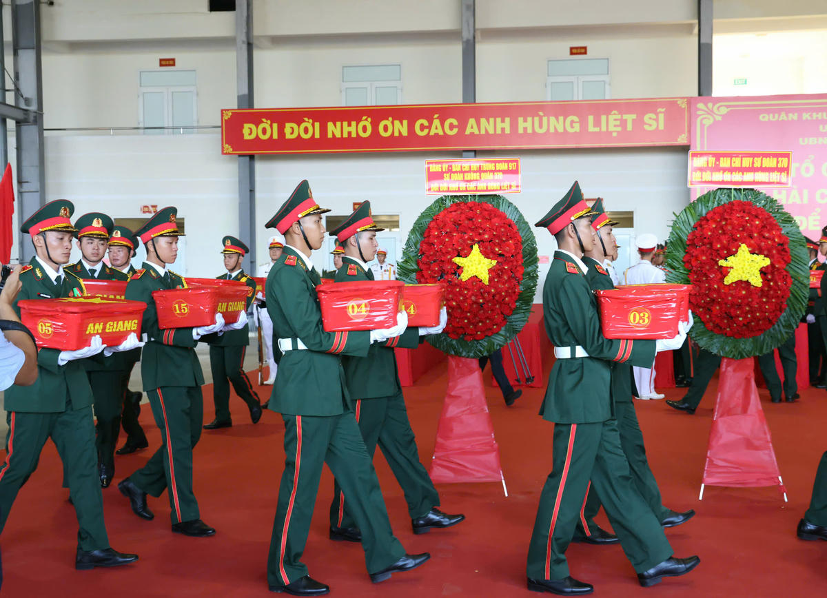 Vận chuyển 8.453 mẫu hài cốt liệt sĩ ra Hà Nội để giám định ADN