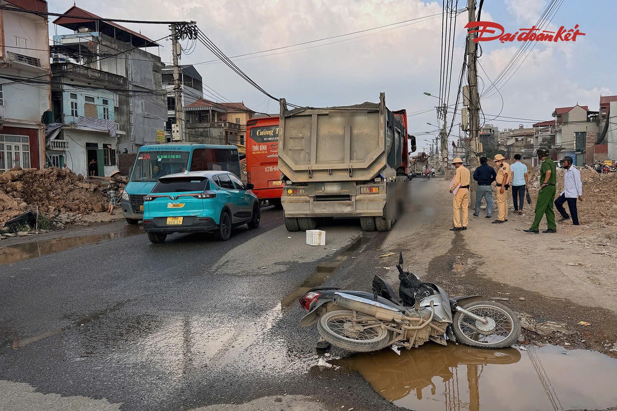 Hiện trường vụ tai nạn khiến nam thanh niên đi xe máy tử vong sau khi lao vào ổ gà trên quốc lộ 6, đoạn qua phường Yên Nghĩa, Hà Nội.