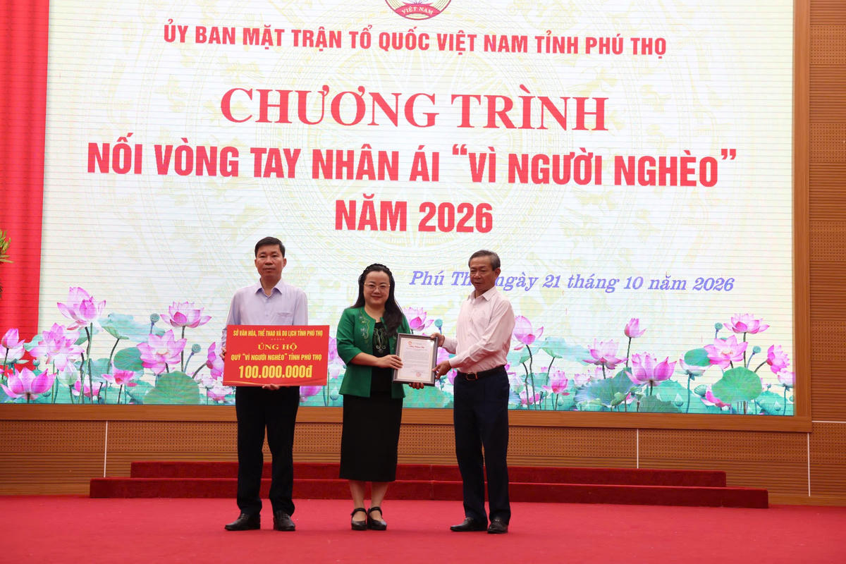 Các cơ quan, đơn vị ủng hộ Quỹ "Vì người nghèo" tại chương trình.