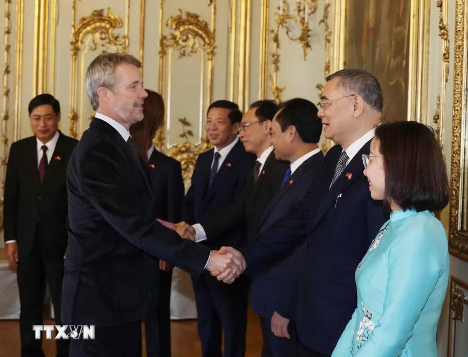 Nhà Vua Đan Mạch Frederik X và Hoàng hậu Mary chia tay đoàn cấp cao Việt Nam. (Ảnh: Thống Nhất/TTXVN)