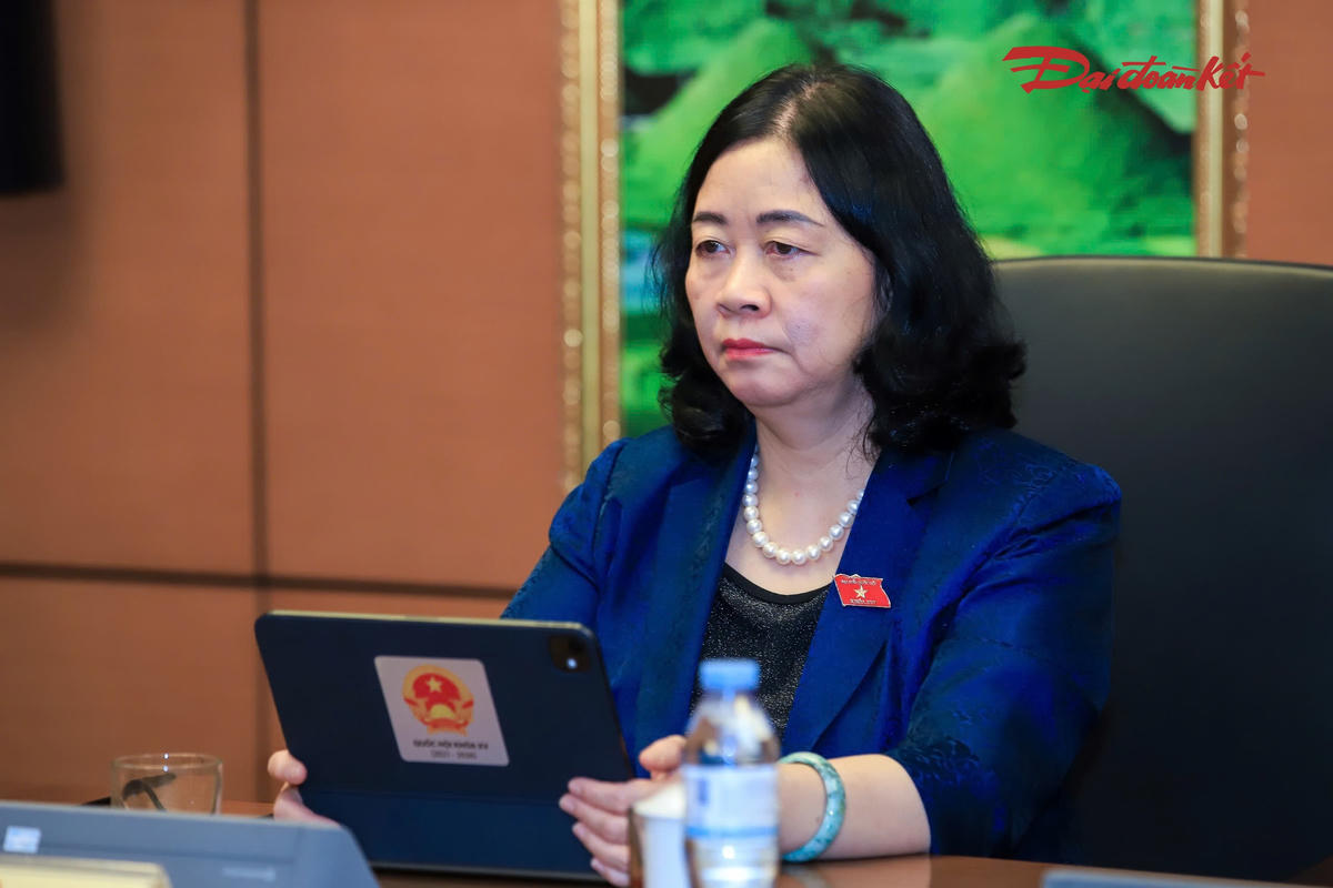 Chủ tịch UBTƯ MTTQ Việt Nam Bùi Thị Minh Hoài tham dự phiên thảo luận tại Tổ 12 (Ảnh: Quang Vinh)