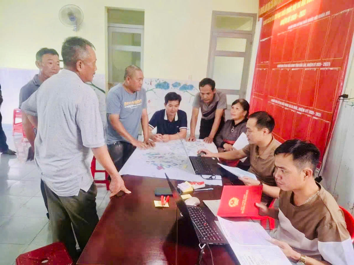 Xã Ea Nuôl, làm thủ tục số hóa đất đai cho người dân.