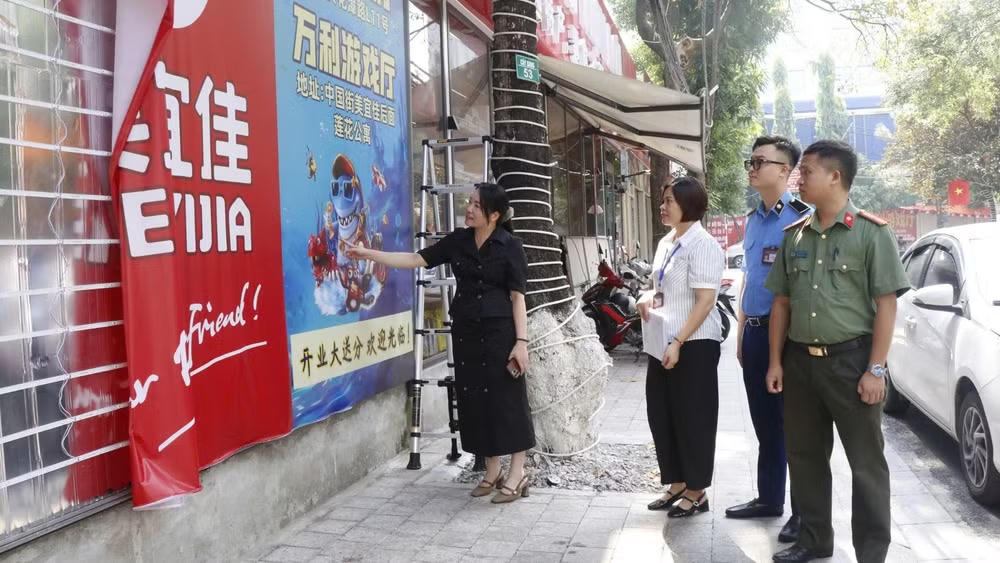 Tổ kiểm tra liên ngành phường Kinh Bắc (TP. Bắc Ninh) kiểm tra hoạt động quảng cáo ngoài trời. Ảnh: TT