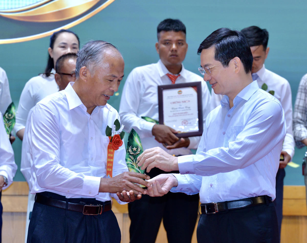 Phó Bí thư Thành ủy, Chủ tịch Ủy ban MTTQ Việt Nam TP Quảng Ninh Vũ Quyết Tiến trao biểu trưng cho nông dân Quảng Ninh xuất sắc năm 2026. Ảnh: Ngọc Anh.