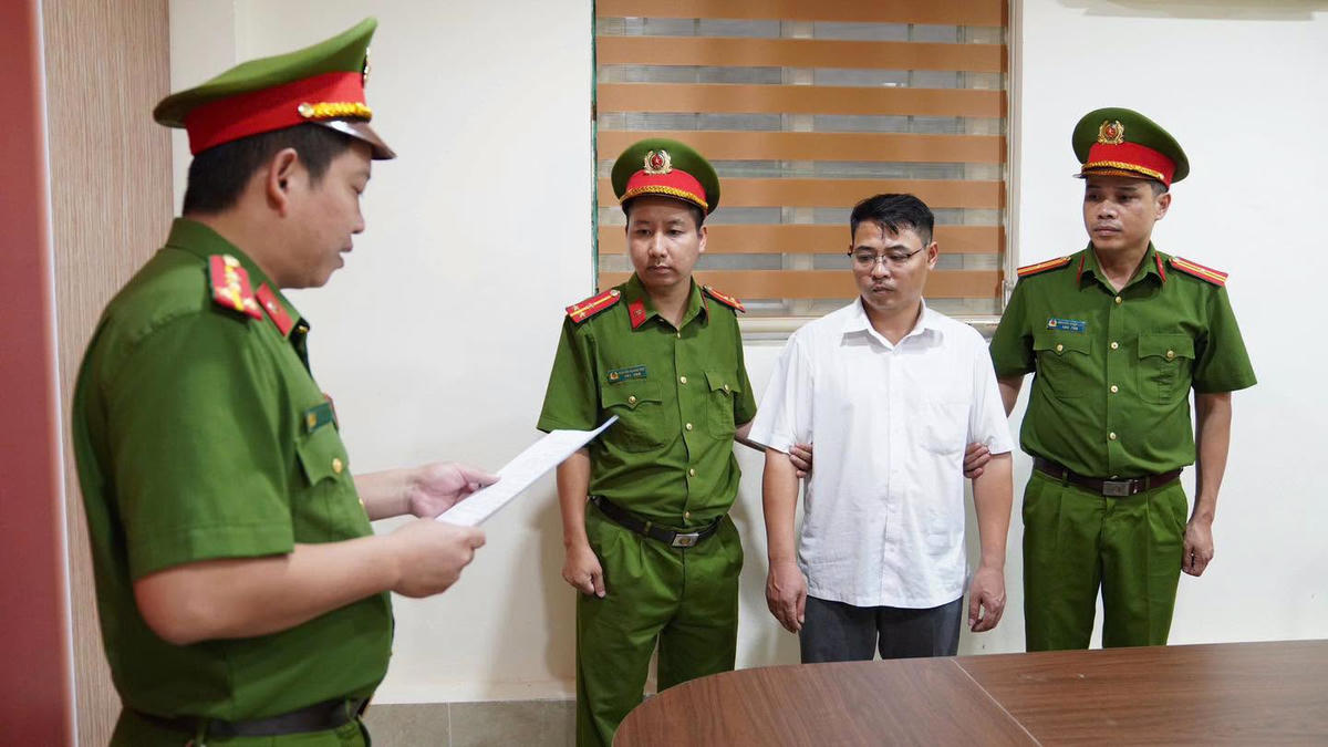 Cơ quan CSĐT thi hành Lệnh khởi tố bị can đối với ông Bùi Trọng Nghĩa - Phó Trưởng phòng Kinh tế xã Hợp Kim. Ảnh: Công an tỉnh Phú Thọ.
